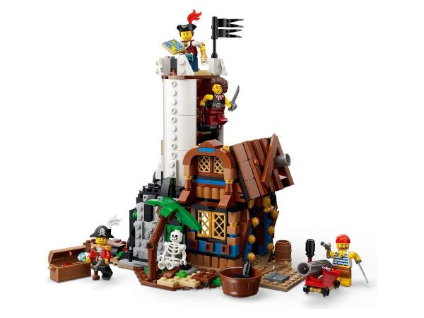 alt="Пиратски замък и убежище с палма сглобени от частите на LEGO Creator 31387"