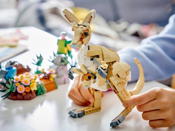  Сглобено семейство коали от LEGO Creator 31388 с голяма коала и бебе на евкалиптово дърво 