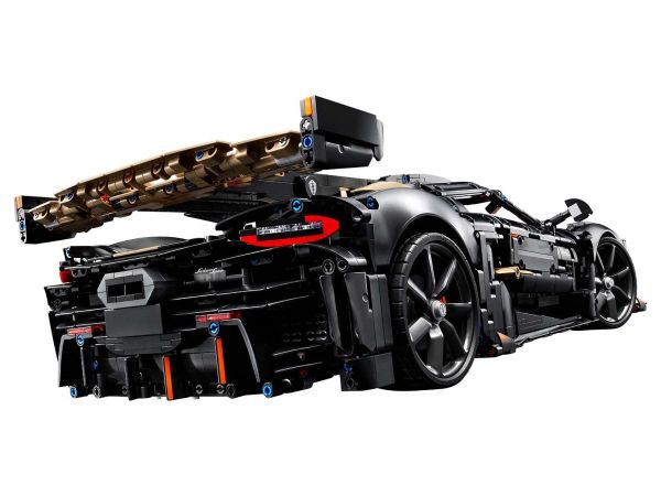 Задна страна на модела LEGO Technic 42232 с регулируем спойлер и изпускателна система