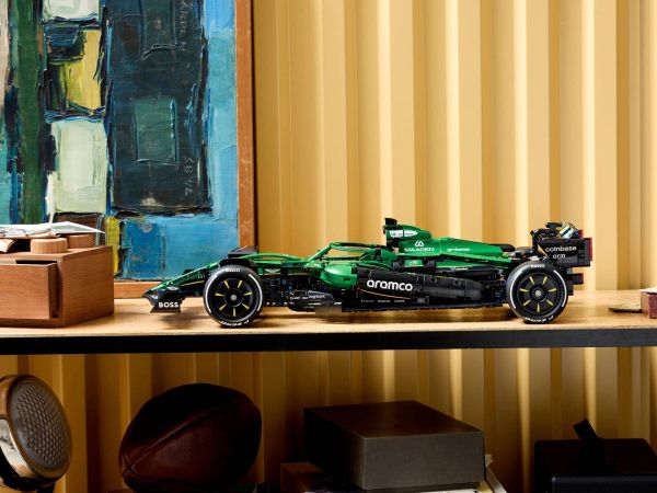 Сглобен болид LEGO Technic 42240 Aston Martin F1 изложен на бюро в офис от Get7.eu