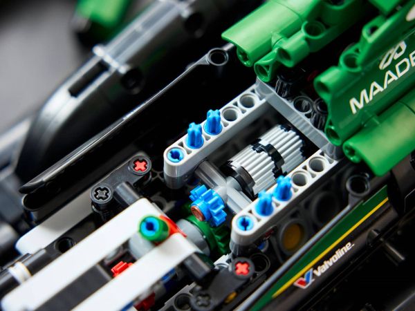 Макет на работещ V6 двигател с подвижни бутала в LEGO Technic 42240 Aston Martin