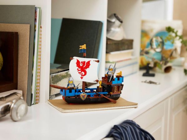 Колекционерски LEGO дракон 40912 изложен върху дървена полица като интериорна декорация