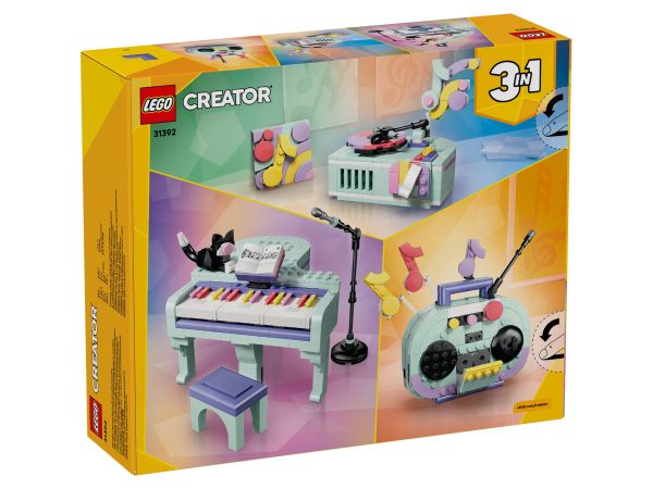 Задна част на оригиналната кутия на LEGO Creator 31392, показваща трите алтернативни модела: пиано с котка, ретро радиокасетофон и грамофон